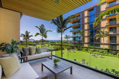 Start your day with coffee or wind down with cocktails on your spacious lanai, framed by sweeping views of the Great Lawn and sparkling ocean beyond.