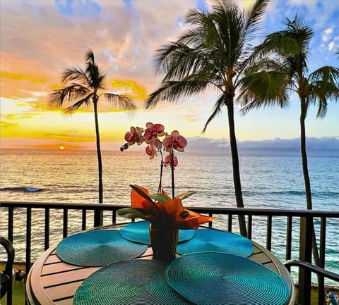 Lanai Sunset - Breathtaking sunsets every night from your private lanai, sleep to the sounds of the waves! Breakfast coffees are amazing watching the turtles swim by and whales breach. There even is a monk seal you can often see enter the canal on the left of your balcony.