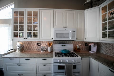 Double oven, newer appliances, pantry items, fridge basics, and more!