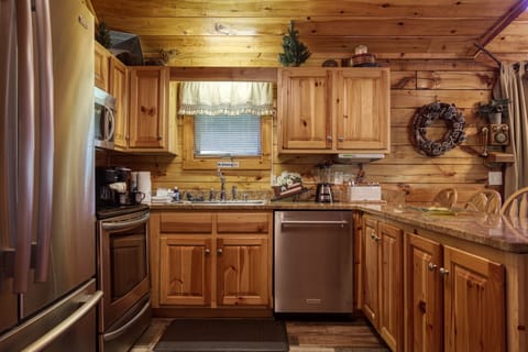 Smoky Mountain Cabin Rental - Three Bears - Fully furnished kitchen with granite countertops