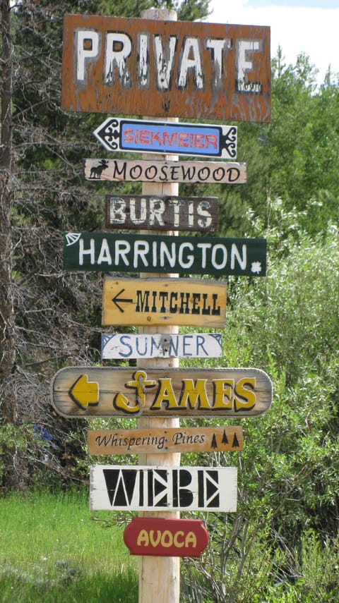 Post sign leading to cabin.