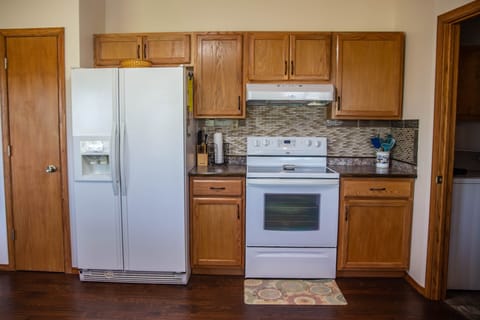 Fully furnished kitchen to make something yummy!