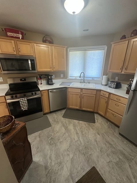 Newly remodeled, fully equipped kitchen.