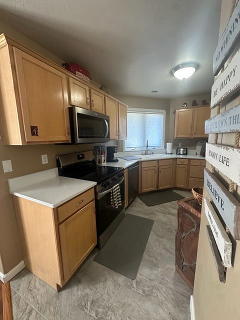 Newly remodeled, fully equipped kitchen.