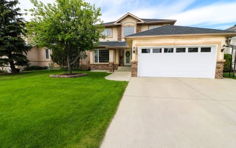 3700 sqft Home on 3 levels! Sleeps 14! 