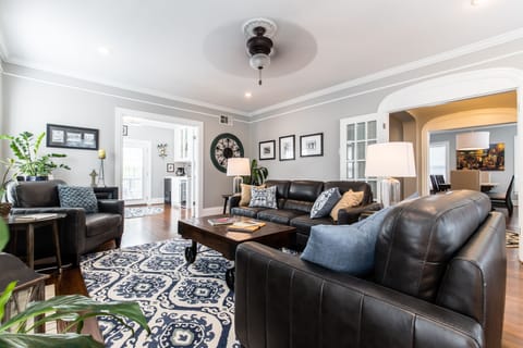 The Roux House Offers Luxury Comfort & Location in the Heart of Dallas!