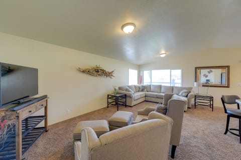 Smith River Vacation Rental | 2BR | 2BA | 1,500 Sq Ft | Stairs Required