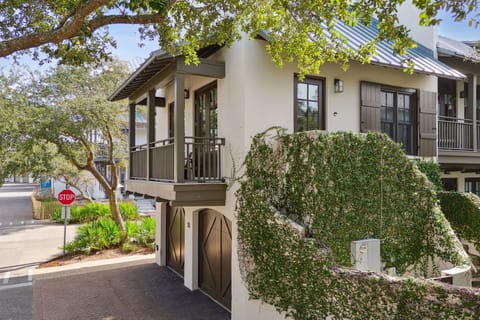 Welcome to 'Pappas Carriage' in Rosemary Beach!