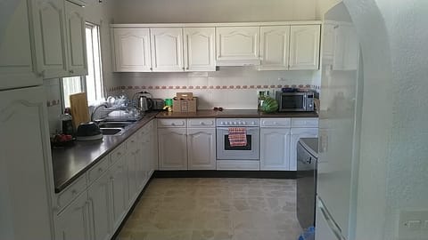 Fully equipped kitchen, including dishwasher and microwave.