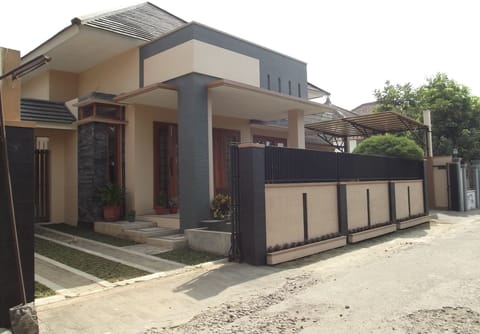 Three Bedroom House Near the City, Jogja