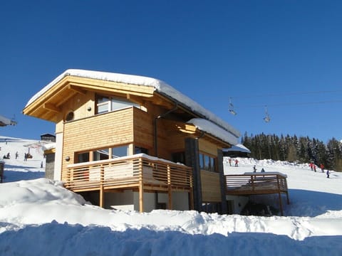 chalet directly on the slope - absolutely no walking