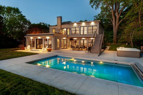 Private Swimming Pool, Spa & Fire Pit All Overlooking Lake Michigan!
