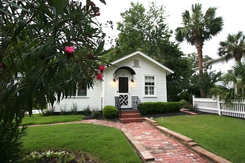 Historic 
Bonny Cottage