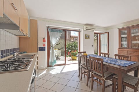 soggiorno con uscita in giardino