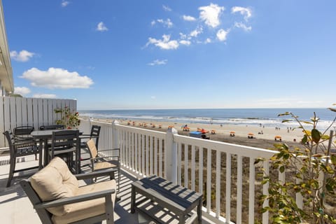 Oceanfront Balcony with Seating