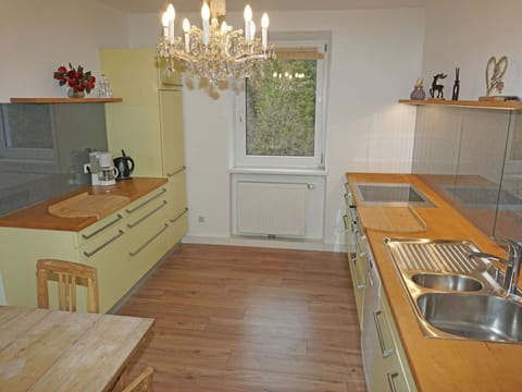 Property, Kitchen Sink, Cabinetry, Furniture, Countertop, Sink, Wood, Interior Design, Tap, Kitchen