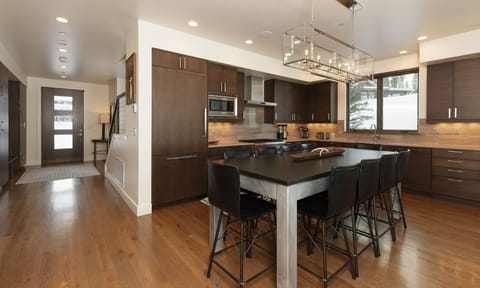 Silvertip 22 Dining/Kitchen, 3