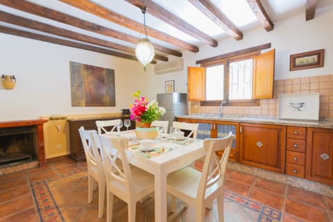 Enjoy the dining room of this rural apartment in Mijas Pueblo