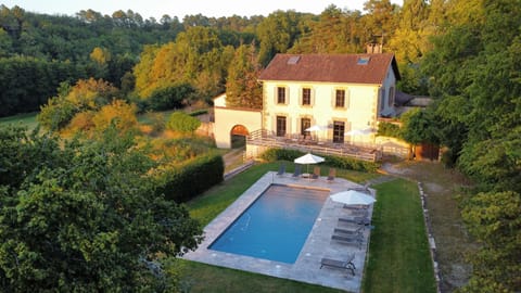House surrounded by nature, at the end of a private road. Nearest village at 4km