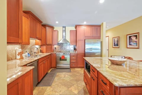 Spacious Kitchen, Granite Countertop