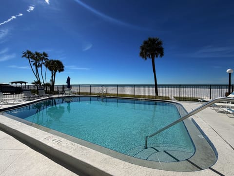 Spacious heated pool with a view of the beach - Spacious heated pool with a view of the beach