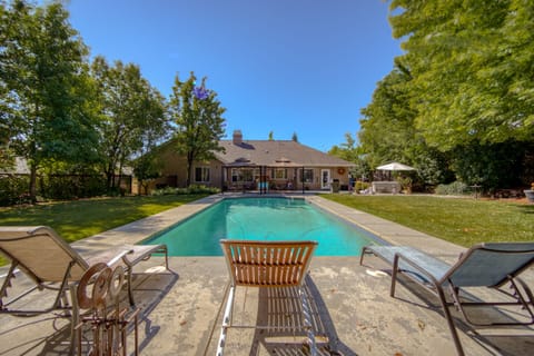 Shasta View features a stunning Saline 20x35 ft pool! 3ft-10ft deep!