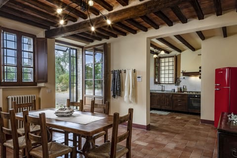 Lower ground entrance. Open plan kitchen & dining room