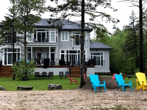 New lakehouse with plenty of room inside and outside with your own private beach. Just minutes to Bobcaygeon - enjoy the privacy of your own private lakehouse and the convenience of being right by town.