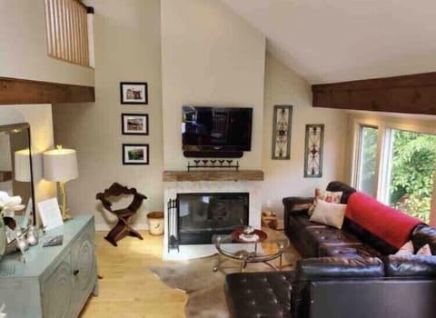 Spacious main floor vaulted great room offering all of the comforts of home!