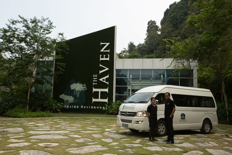2 + 1 Bedroom Lakeview Deluxe Suite #4