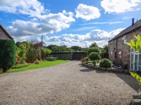 Courtyard - garden and parking