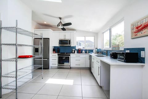 Modern kitchen with all that you'll need to prepare your perfect meals.