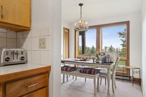 Kitchen / Dining Area