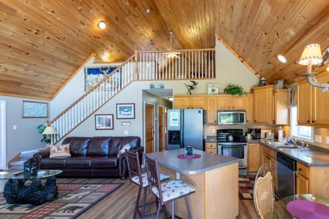 Kitchen - Full kitchen with island