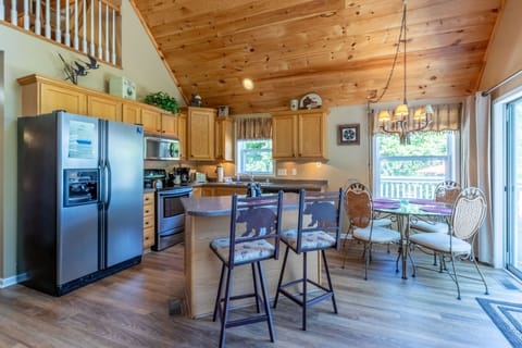 Kitchen and Dining Area - Full kitchen and dining room table