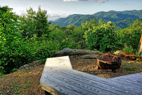 Fire-Pit Area - Firepit with seating and mountain view