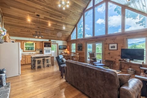 Living room - Living area with Mountain Views