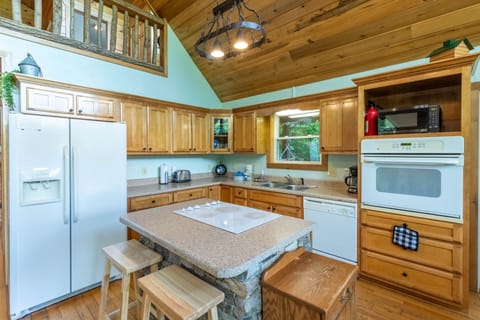 Kitchen - Full Kitchen