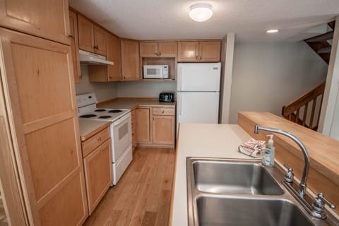 Kitchen - Good size kitchen with plenty of cabinet and counter space