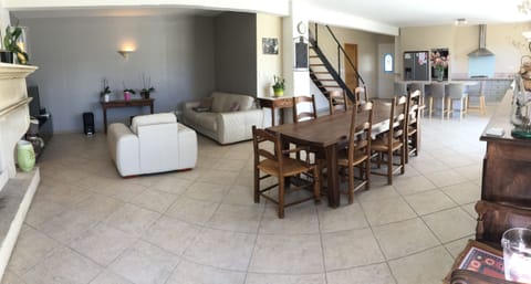 LES VIGNÈRES vacation rental, comfortable house for rent, living room for 10 people. Online reservation with Plaisirs & Maisons de Provence