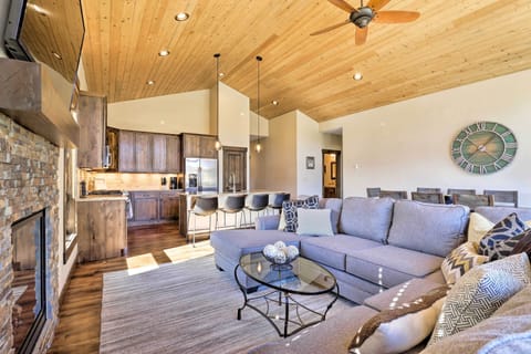 Living Room | Smart TV w/ Cable