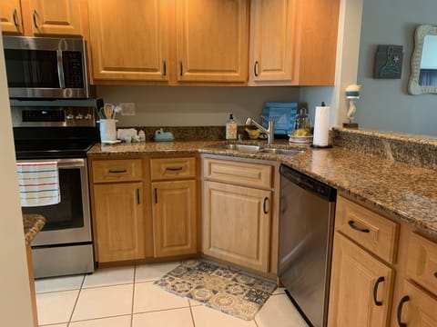 Beautiful & well-stocked kitchen