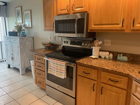 Beautiful & well-stocked kitchen
