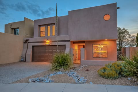 Charming Home in the NE Heights. Great views of the Balloon Fiesta Park.