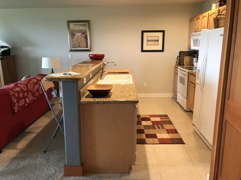 fully equipped kitchen, bar, granite countertops
