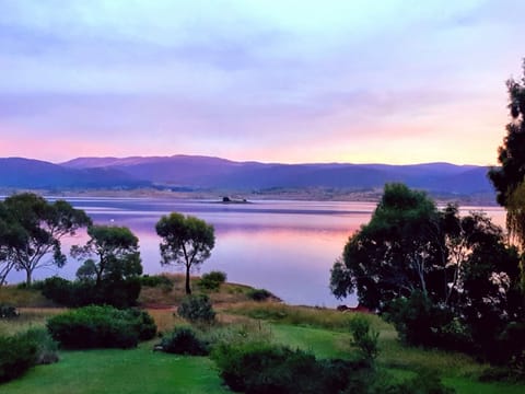 Guests at Edzell enjoy uninterrupted, panoramic views across Lake Jindabyne.