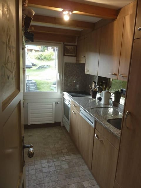 Kitchen with door (including dishwasher)