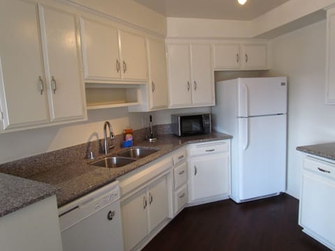 Next to Rodeo Dr Up to 8 pax, Wifi