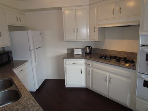 Next to Rodeo Dr Up to 8 pax, Wifi