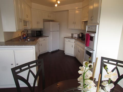 Next to Rodeo Dr Up to 8 pax, Wifi